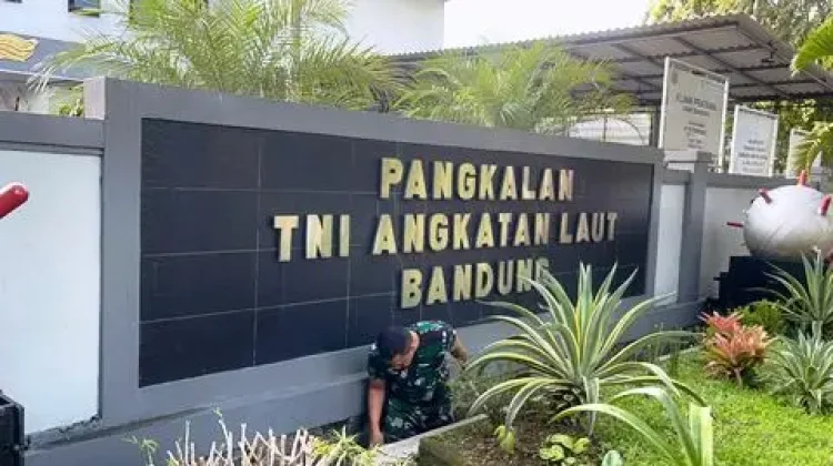 Sambut Ramadan, Prajurit TNI AL Bandung Bersihkan Markas